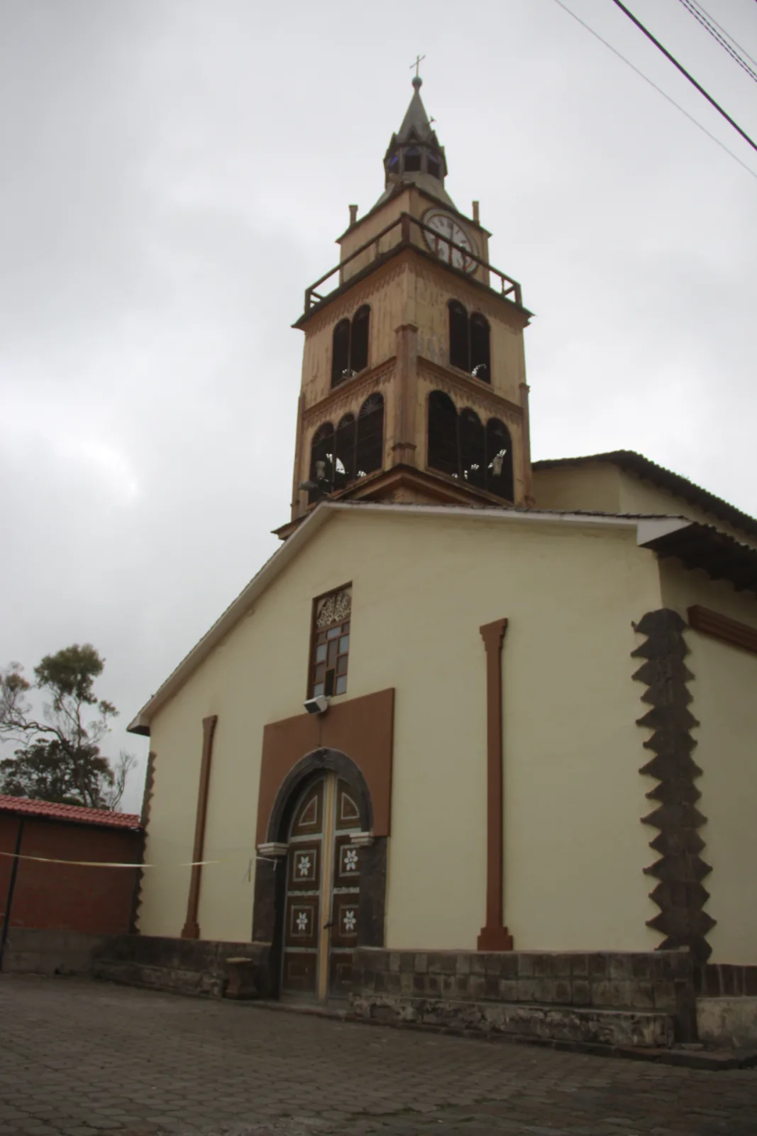 Iglesia San Francisco de Asís: historia y fe en el corazón de Tixán